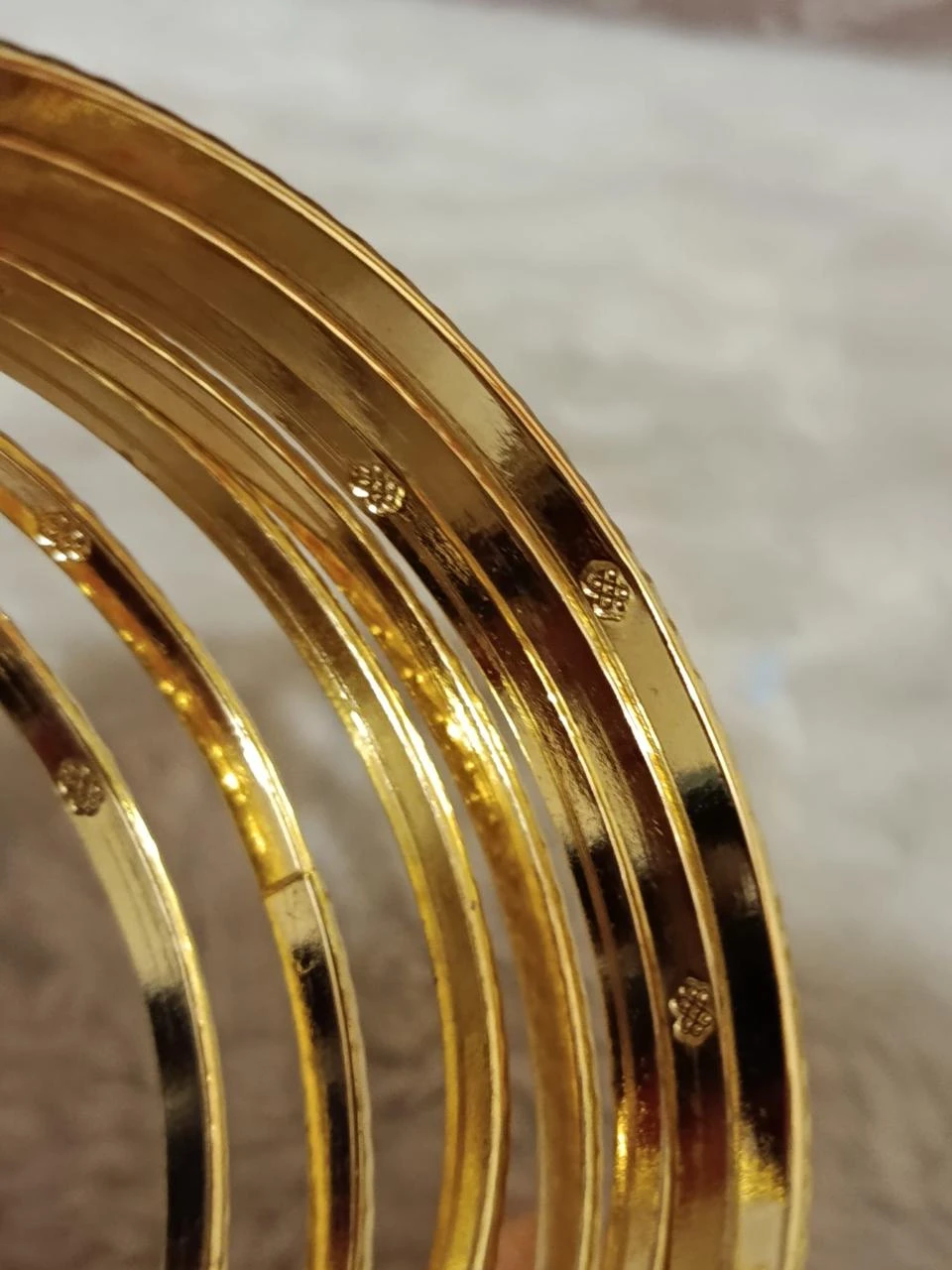 Set of 7 multi-row solid gold plaque bangles with hallmark – photo 4